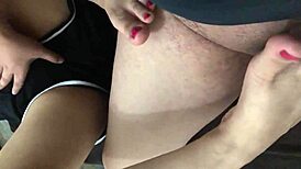 llegamos de la uni y mi amiga me hace unos footjob