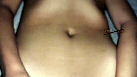 Pendeja morocha petera se chupa una buena pija y se mete un consolador en la concha