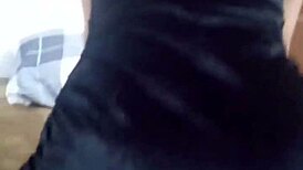 mi vecino me ayuda con la cama y prueba su verga en mi conchita