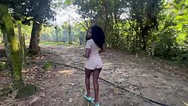 deusa de �bano dando a bucetinha em p�blico na cachoeira