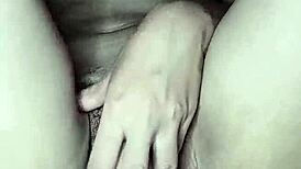 Joven Caliente Coño Peludo Se Masturba Cabalgando a Escondidas Hasta Correrse en Creamy