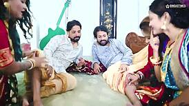 इंडियन जमीनदार भाई अपनी चार बीवियों को रियल गैंगबैंग में शेयर करते हैं हिंदी ऑडियो के साथ