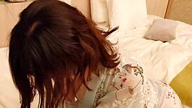 किमोनो में हसीन जापानी ब्रूनेट