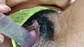 putinha peluda pulando no dildo e esgui�ando pela buceta