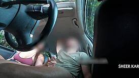 Casada pagando boquete escondido no carro do amigo - karenkiss