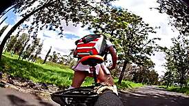 Paseo en bicicleta mostrando las bragas este viejito me queria coger cumshot al aire libre