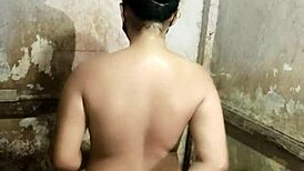 i'm bathing and colmeking in the kamar mandi, feeling so good