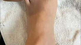 hablando con mis seguidores y mostrando mis pies descalzos