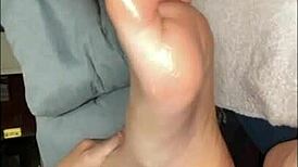 hablando con mis seguidores y mostrando mis pies descalzos