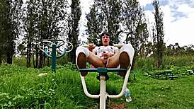 Paseo en bicicleta mostrando las bragas este viejito me queria coger cumshot al aire libre