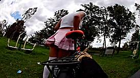 Paseo en bicicleta mostrando las bragas este viejito me queria coger cumshot al aire libre