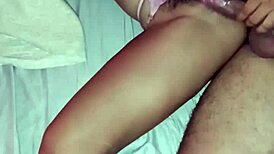 El asqueroso de mi padrastro se aprovecha de mi inocencia cuando no hay nadie en casa