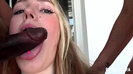 Putalocura - जवाँ मोटी गांड Claudia García का गंदा थ्रीसम माल निगलती