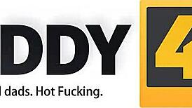 daddy4k il ragazzo non conosce tutti i trucchi del sesso quindi la ragazza prova il patrigno