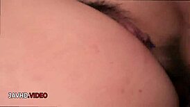 झील किनारे कपल आउटडोर मजा ले रहा