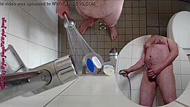 geiles pissen in der dusche