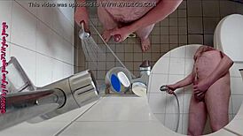 geiles pissen in der dusche