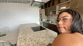 Follando A Mi Hermanastra En La Cocina Mientras Su Novio No Está!