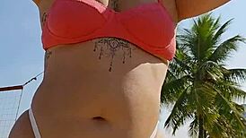 Estou Gravando Vídeo Na Praia E Provocar Os Machos