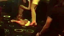 Choi gai trong quan bar