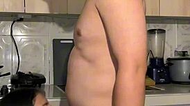 mi madrastra seduce en la cocina con su gran culo