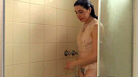 Peeing amateur Aussie slut with small 18+ tits in bath