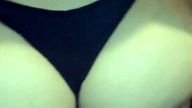 espiando a la zorra de mi hermanastra me descubre y la muy puta me pide que la folle en cuatro