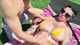 me follo a mi vecina en la piscina y jugando al futbolín