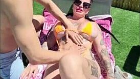 me follo a mi vecina en la piscina y jugando al futbolín