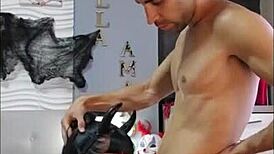 me follo a mi vecina en la piscina y jugando al futbolín