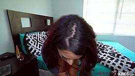 स्टेपब्रो स्टेपसिस की बड़ी चूचियों पर झड़ गया