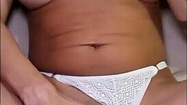 fodendo meia-irm� e gozando nela