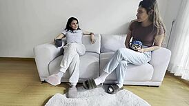 Tengo Ganas De Comer El Coño De Mi Amiga En Su Casa