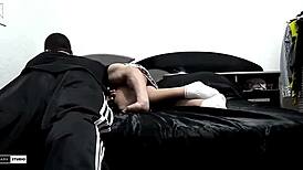 Sarado dotado arromba o cuzinho da morena novinha gostosa