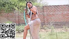 शावर में गीली साड़ी वेटलुक