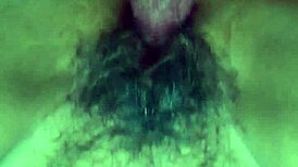 joven folla a anciana real en estilo perrito