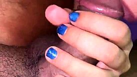 Hot babe gives blowjob to her boyfriend 😘