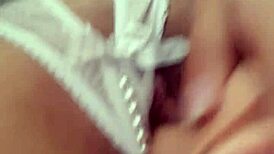 Llego de la oficina con medias y me masturbo