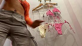 Zorra caliente sorprendida atrapada probándose bikini con sus tetas perfectas y culo grande?