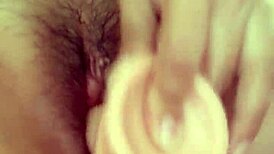 Llego de la oficina con medias y me masturbo