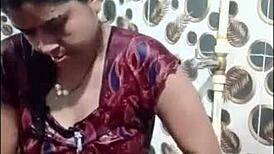 शावर में गीली साड़ी वेटलुक