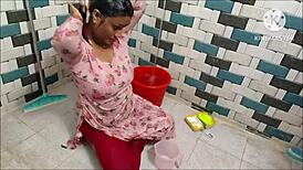 शावर में गीली साड़ी वेटलुक