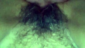 joven folla a anciana real en estilo perrito