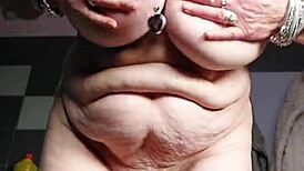 Oma Neukt Harige Kut Met Komkommer In German Granny Scene