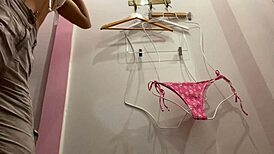 Zorra caliente sorprendida atrapada probándose bikini con sus tetas perfectas y culo grande?