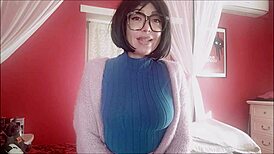 Chantal squirts intensely with her new sex toy