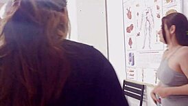 ginecologista examina casal de l�sbicas