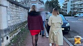 kelly et pam femmes aux gros seins se partagent une queue