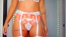 La Belle Femme Asiatique Milf Shows Off Her Ass 😘