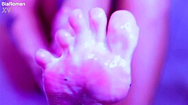 bia roman gets her feet all messy
